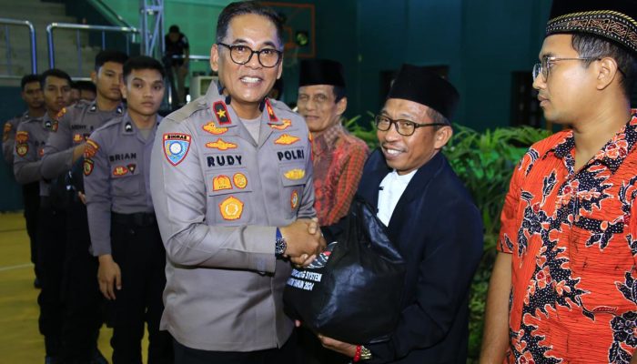Operasi NCS Polri Bagikan Ribuan Paket Sembako: Pesan Pilkada Damai untuk Masyarakat Jawa Timur