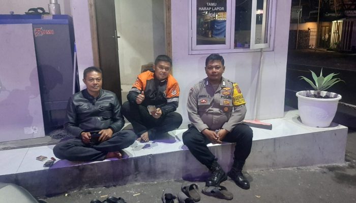 Bhabinkamtibmas Wilayah Hukum Polsek Csr (Cisarua) cek pos kamling warga binaan sampaikan pesan kamtibmas