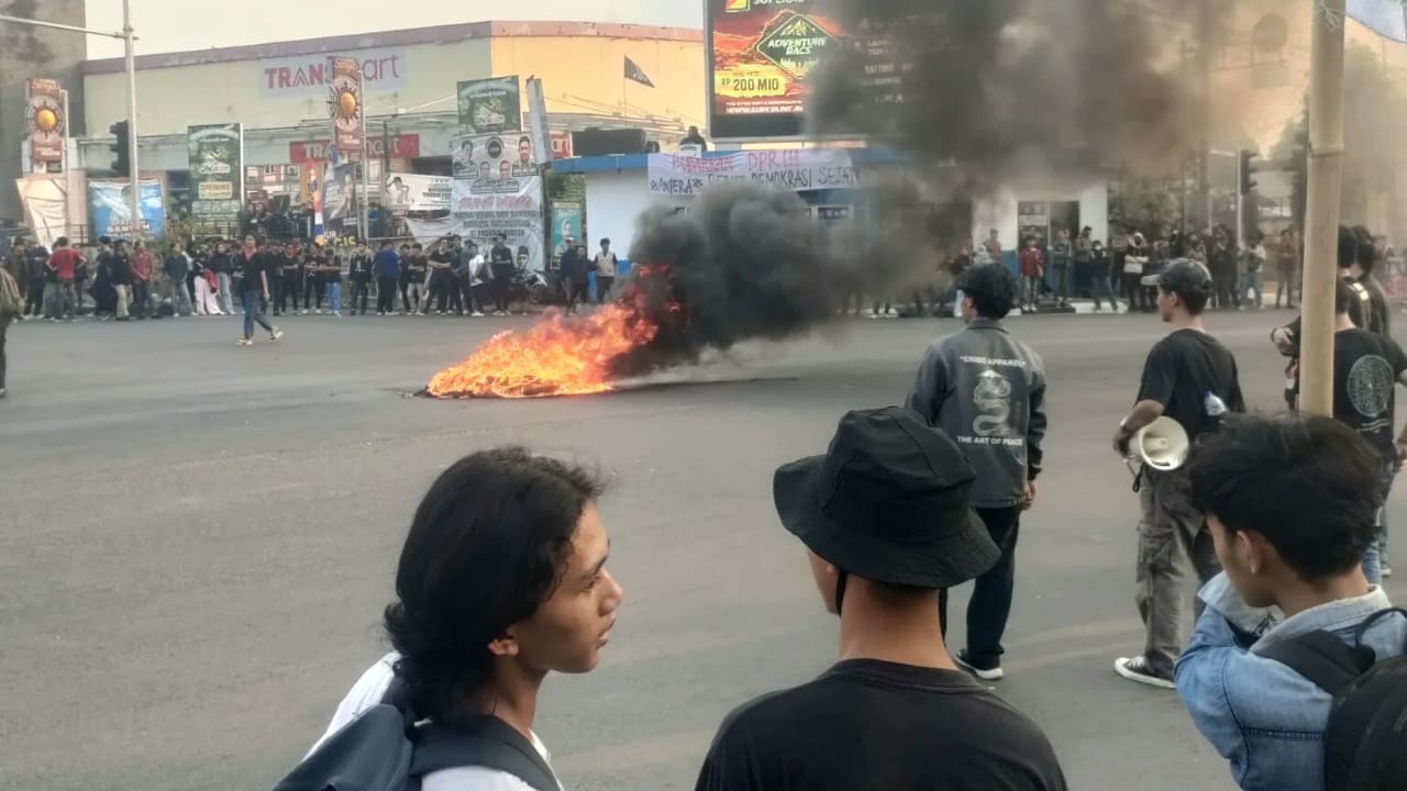 Ratusan Aktivis Mahasiswa Gelar Protes Kawal Keputusan MK