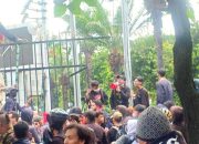 Sebelumnya Diberi Pembatas Beton Akhirnya Pagar Gedung DPR RI Berhasil Di Jebol Massa Aksi