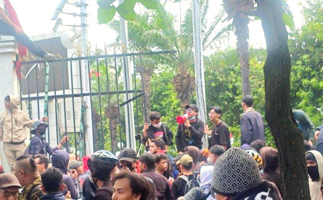 Sebelumnya Diberi Pembatas Beton, Akhirnya Pagar Gedung DPR RI Berhasil Di Jebol Massa Aksi