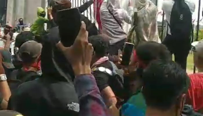 Sebelumnya Diberi Pembatas Beton, Akhirnya Pagar Gedung DPR RI Berhasil Di Jebol Massa Aksi 2