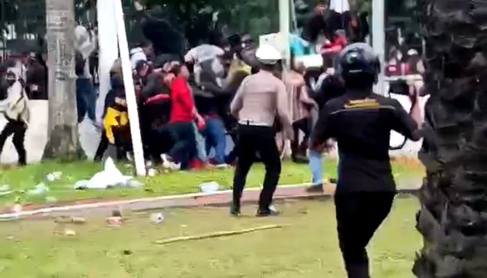 Sebelumnya Diberi Pembatas Beton, Akhirnya Pagar Gedung DPR RI Berhasil Di Jebol Massa Aksi 3