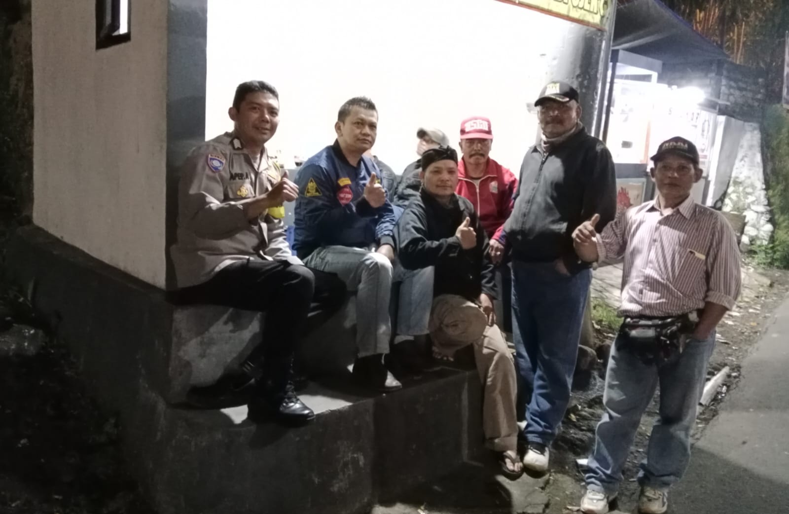 Bhabinkamtibmas Wilayah Hukum Polsek CSR Polres Bogor kontrol Pos kamling dan sampaikan pesan kamtibmas Dan Ajak Jaga Kondusifitas Wilayah