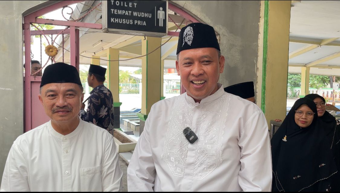 Paslon Ridho Tri Adhianto dan Bobihoe Ziarah ke Makam Ulama Besar Bekasi "KH Noer Ali