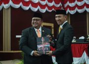 Paripurna Pelantikan DPRD Periode 2024 – 2029, Atang Trisnanto Serahkan Palu Pimpinan ke Adityawarman