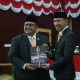 Paripurna Pelantikan DPRD Periode 2024 - 2029, Atang Trisnanto Serahkan Palu Pimpinan ke Adityawarman 