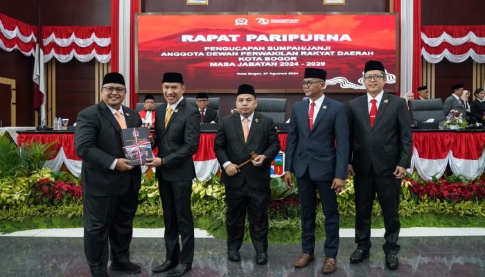 Paripurna Pelantikan DPRD Periode 2024 - 2209, Atang Trisnanto Serahkan Palu Pimpinan ke Adityawarman 2