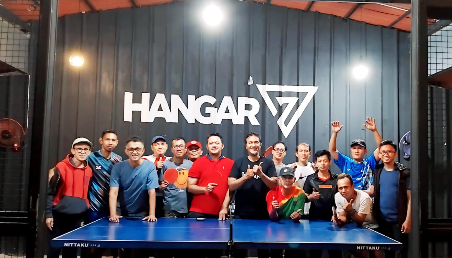 Anggota Dewan Komisi D, Hengky, saat sesi foto bersama dengan warga RW 01/07, Kelurahan Mekarjaya Kecamatan Sukmajaya kota Depok. (dok. Harianesia.com)