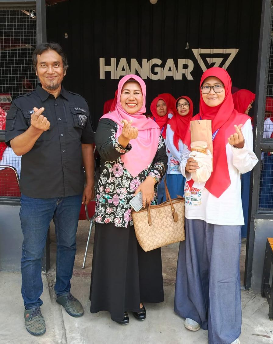 Ket foto : Ketua RW 07, Chodel Wardhi beserta Isteri (Ketua PKK RW 07), foto bersama Nina Suzana. (dok. Harianesia.com)