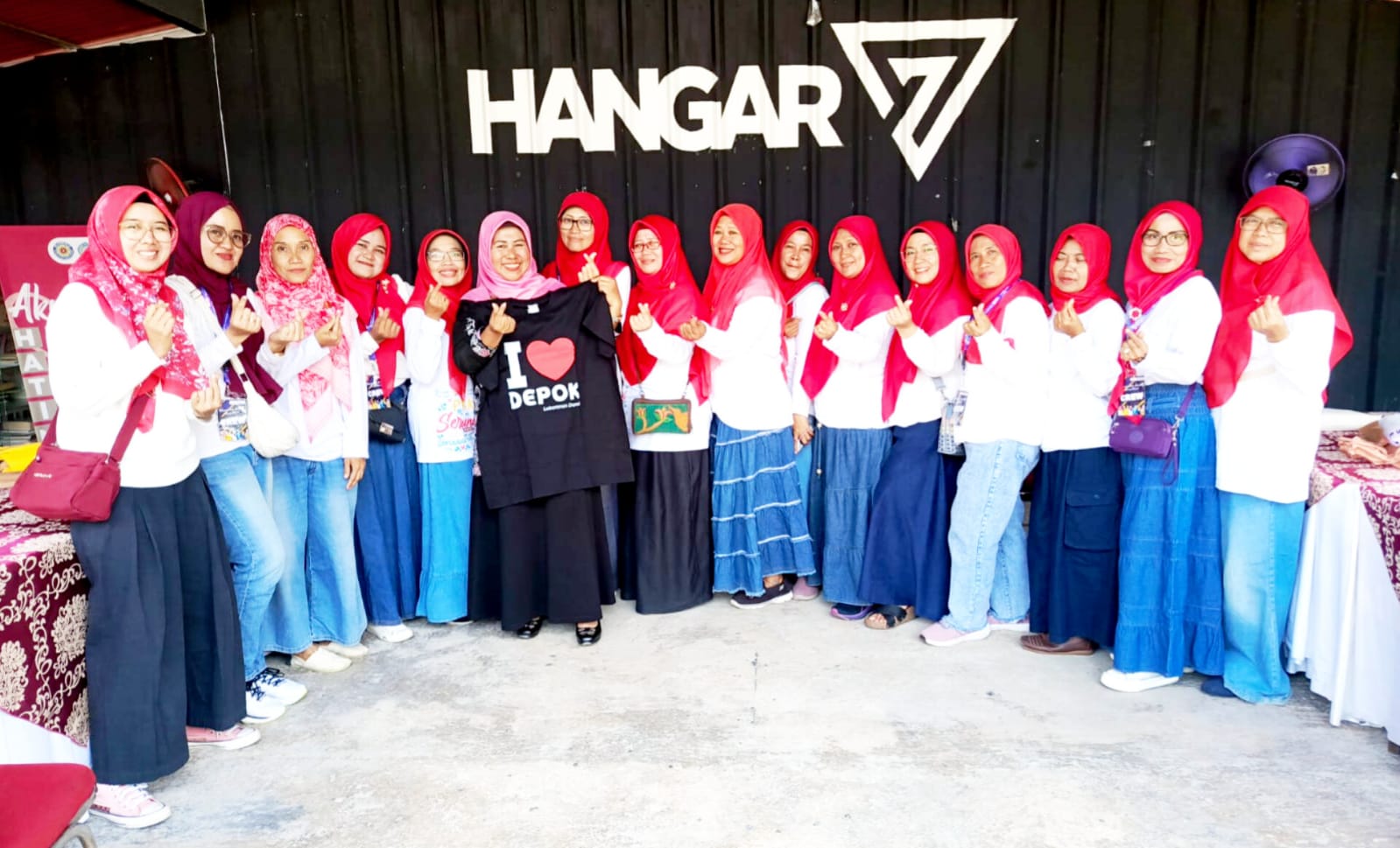 Ket foto : Plt. Sekda kota Depok, Nina Suzana, sesi foto bersama ibu PKK RW 07. (dok. Herianesia.com)
