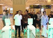 Dukung KTT Indonesia Afrika (IAF) 2024, Menkumham Supratman Tinjau Layanan Imigrasi di Bandara Ngurah Rai
