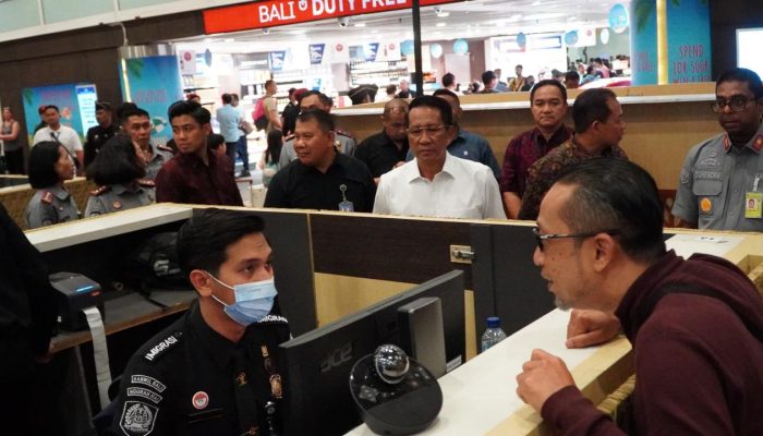 Dukung KTT Indonesia Afrika (IAF) 2024, Menkumham Supratman Tinjau Layanan Imigrasi di Bandara Ngurah Rai 3