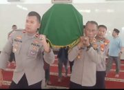 Sisi Humanis Kapolsek Grogol Petamburan: Bantu Bopong Keranda Jenazah Warganya