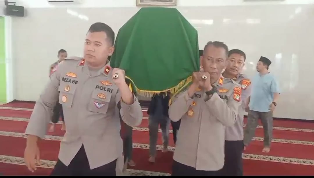 Sisi Humanis Kapolsek Grogol Petamburan: Bantu Bopong Keranda Jenazah Warganya