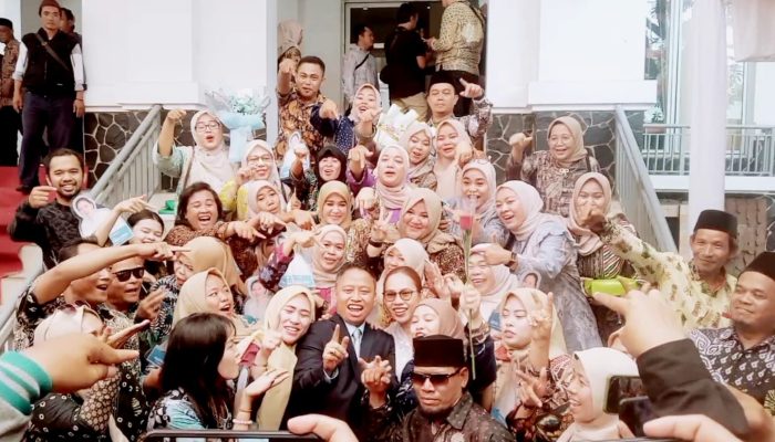 Foto bersama Cawalkot, Supian Suri beserta Pendukung. (dok. Harianesia.com)