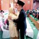 Kang Deny Kartika usai dilantik, mengucapkan sujud syukur kepada ibunda. (dok. Harianesia.com)