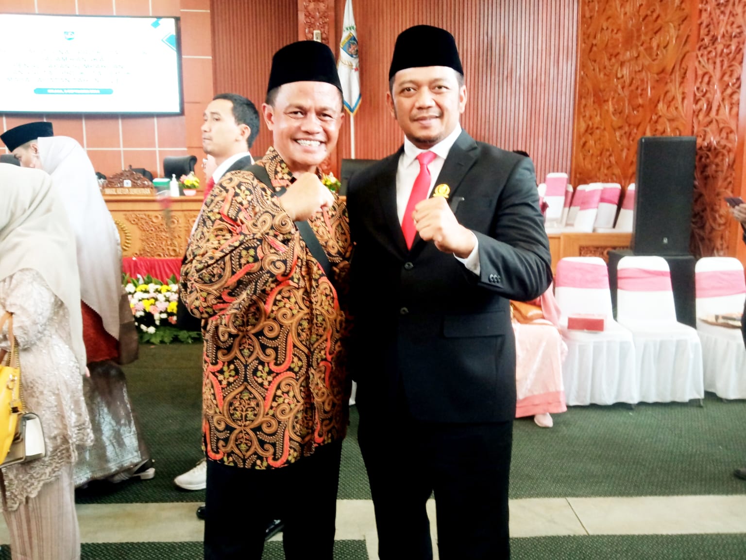 Anggota Dewan DPRD Depok, Hengky foto bersama Cueng (Ketua RW 01 Mekarjaya), usai pelantikan. (dok. Harianesia.com)