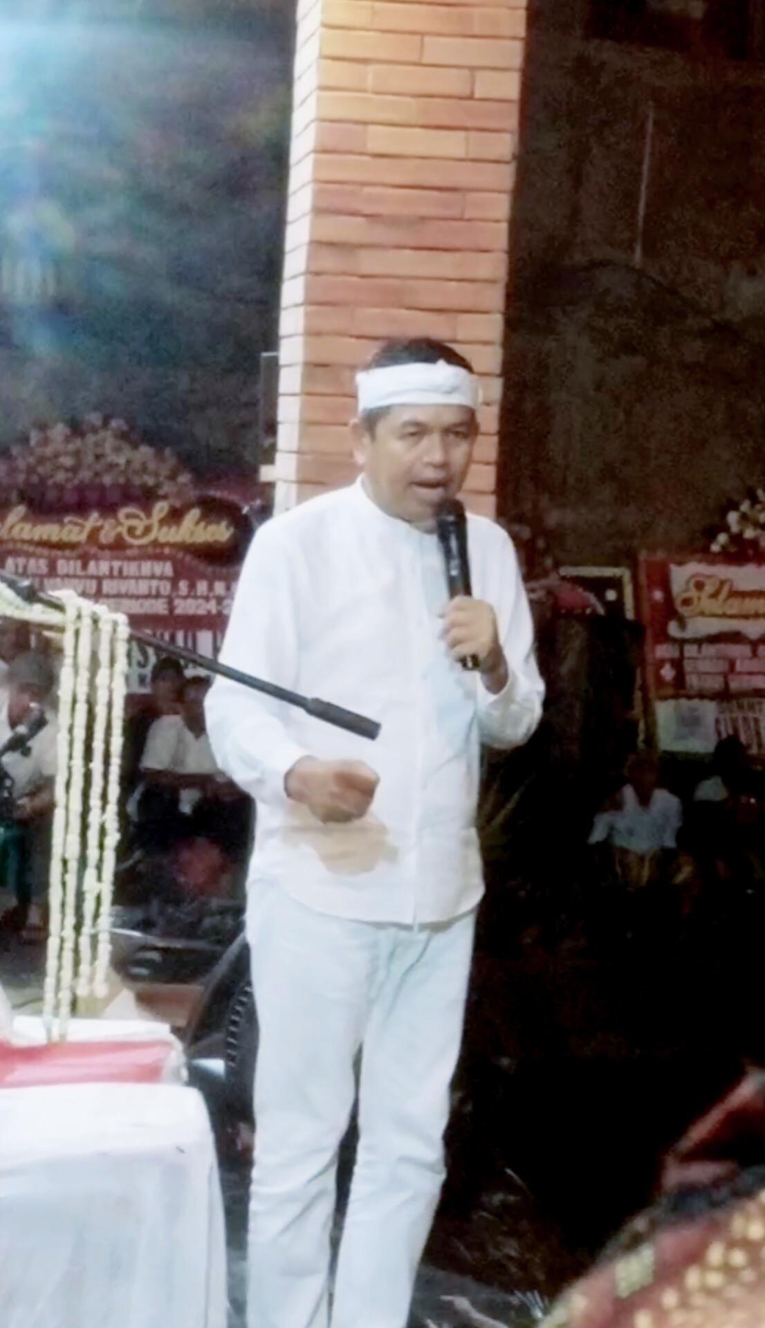 Kang Dedi Mulyadi (KDM), saat menyampaikan pidato di acara syukuran usai pelantikan anggota DPRD kota Depok periode 2024 - 2029, Gerry Wahyu Riyanto (GWR). (dok. Harianesia.com)