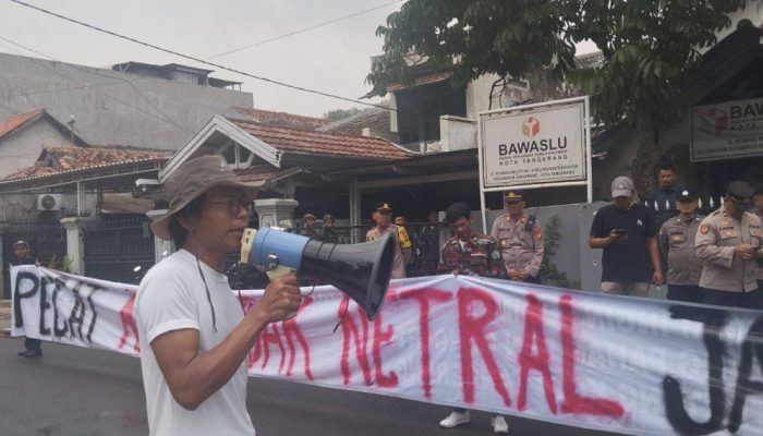 Saipul Basri Kordinator Aksi Massa dari GSMT ( Gerakan Solidaritas Masyarakat Tangerang/Di Depan Gedung BAWASLU)