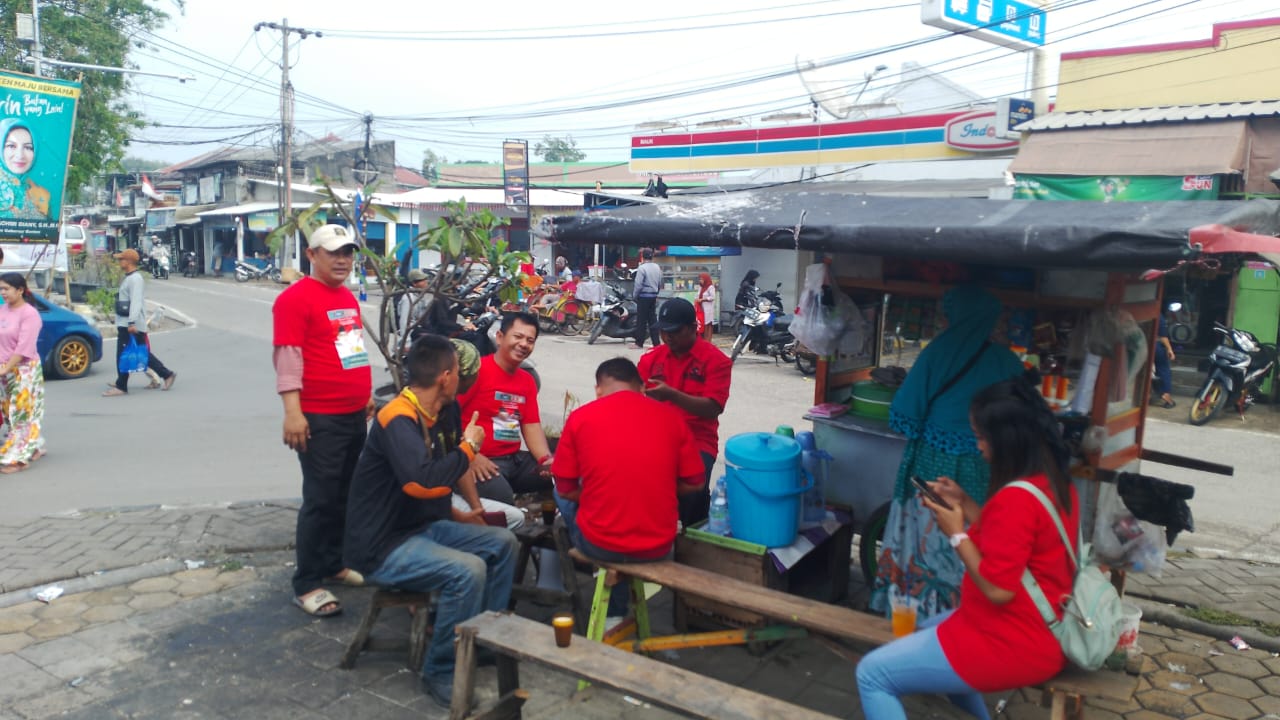 800 Nasi Kotak Dalam Sekejap Pada Gelaran Jum'at Berkah Relawan Mahfudin dan pengurus PAC kec. mauk
