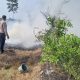 Bhabinkamtibmas Wilayah Hukum Polsek Dramaga Gerak Cepat Bantu Warga Padamkan Kebakaran Lahan