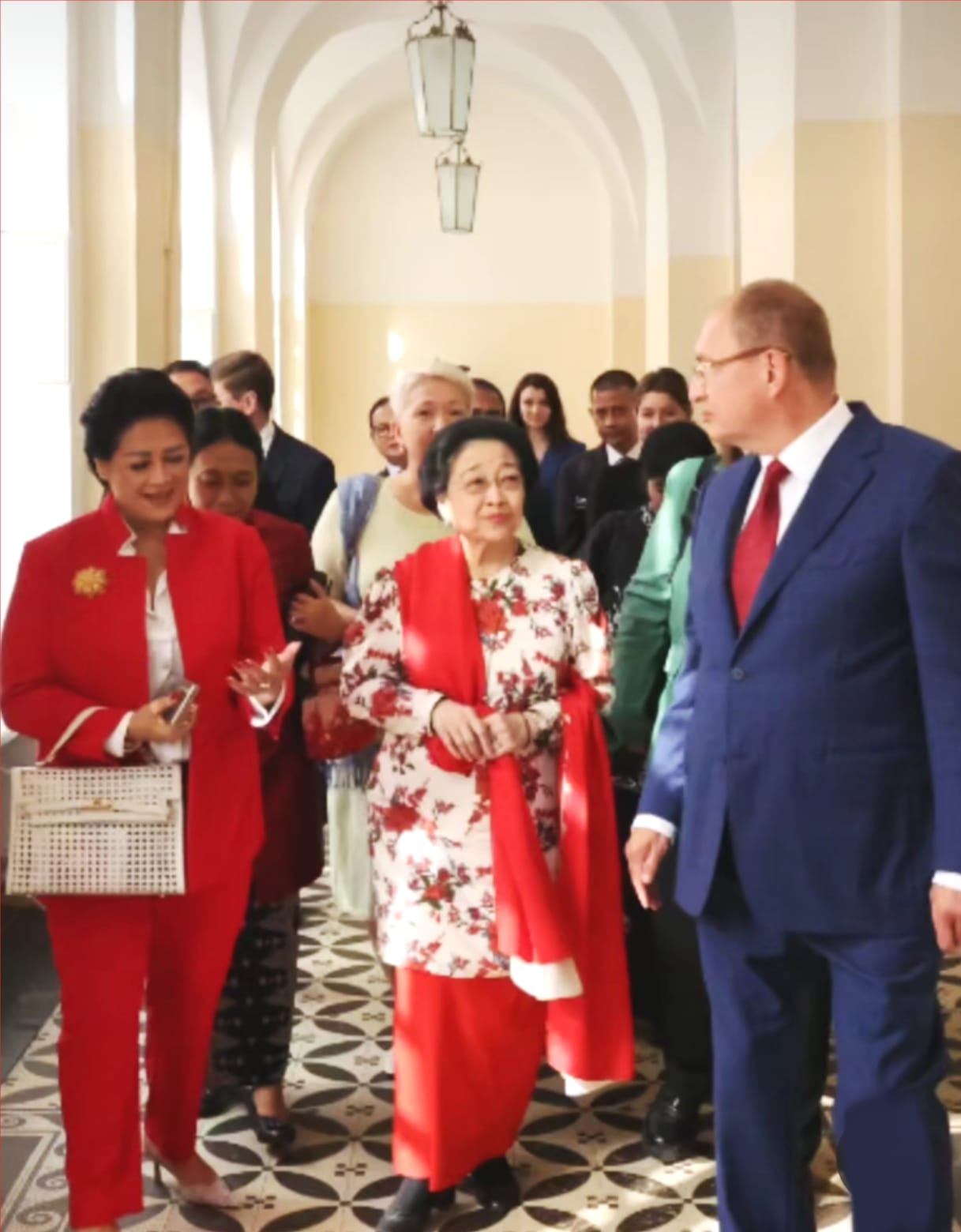 Ibu Bangsa Presiden RI ke 5Megawati Soekarnoputri disambut
langsung oleh Rektor kami DR.
Nikolai Kropachev di Kampus St.Petersburg Rusia (University Of St.petersburg Russia)