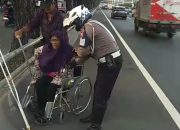 Aksi Mulia: Polisi Satlantas Jakarta Barat Bantu Warga Sakit Menyeberangi Jalan