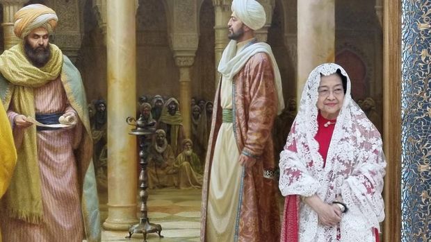 Megawati Gunakan Kerudung Putih, Saat Ziarah ke Makam Imam Bukhori, Sebagai Bentuk Penghormatan Kedua Orang Tua, Soekarno dan Fatmawati 2
