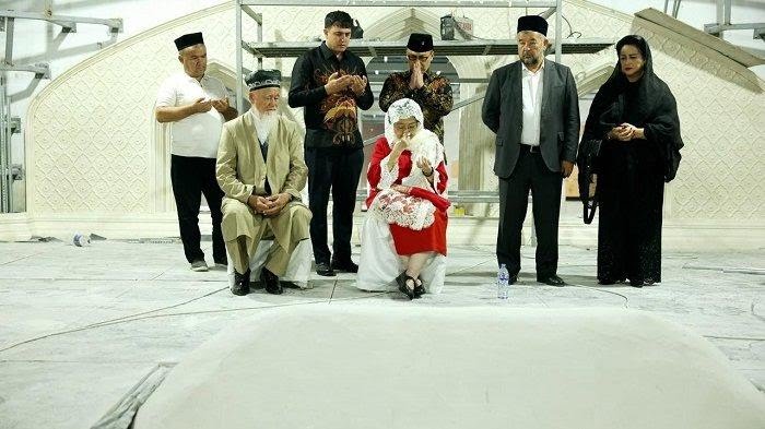 Megawati Gunakan Kerudung Putih, Saat Ziarah ke Makam Imam Bukhori, Sebagai Bentuk Penghormatan Kedua Orang Tua, Soekarno dan Fatmawati