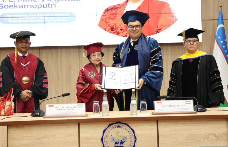 Presiden Kelima RI Megawati Soekarnoputri mendapatkan gelar profesor kehormatan dari Silk Road International University of Tourism and Cultural Heritage (IUTCH) di Samarkand, Uzbekistan, Sabtu (21/9/2024).