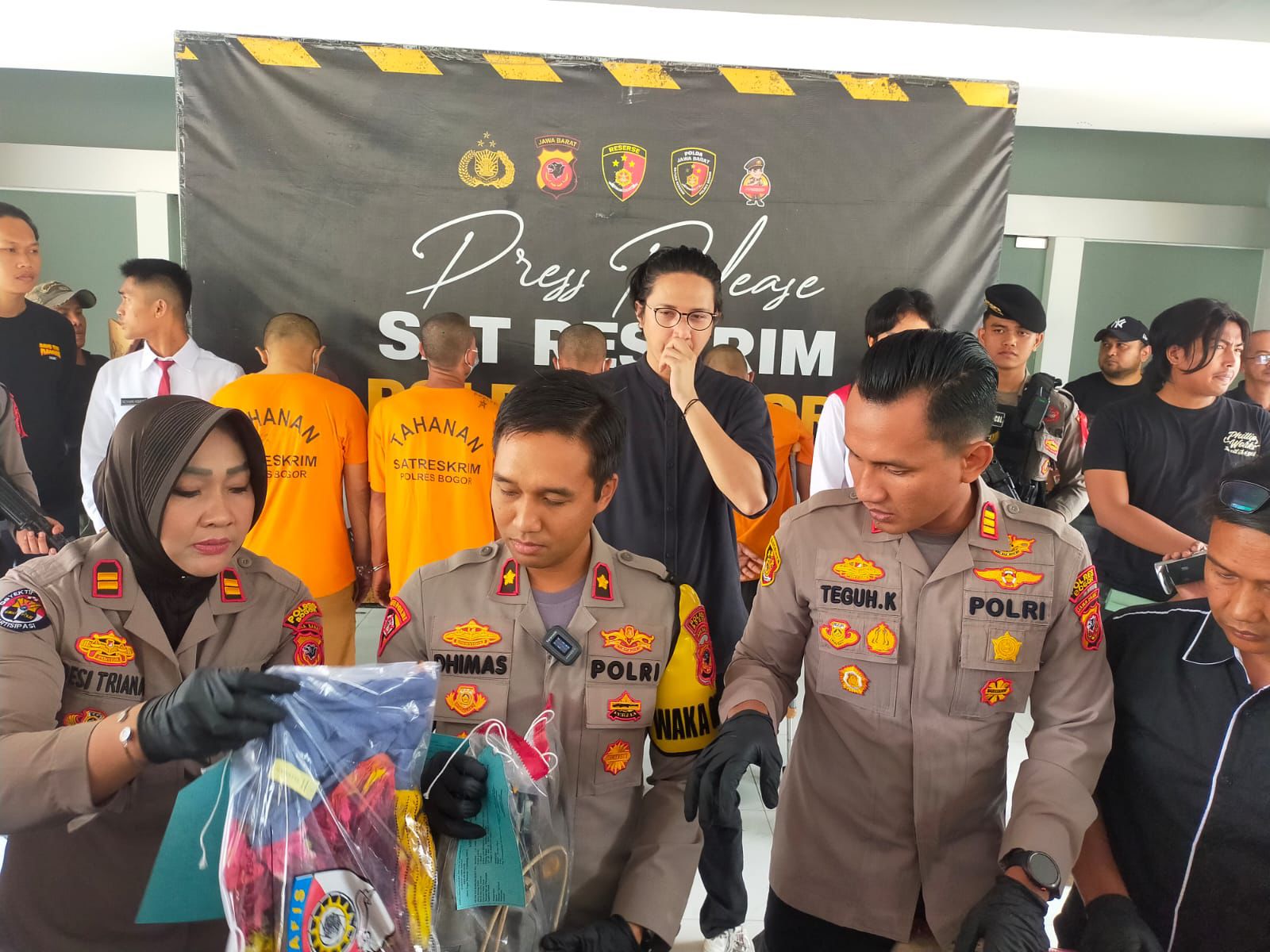 Perkara Pencurian Dengan Pemberatan Akibatkan Satu Orang Meninggal Dunia di Desa Pamijahan Kecamatan Cibungbulang Berhasil di Ungkap Dan Para Pelaku Dapat di Bekuk Jajaran Sat Reskrim Polres Bogor Bersama Dit Krim UM Polda Jawa Barat
