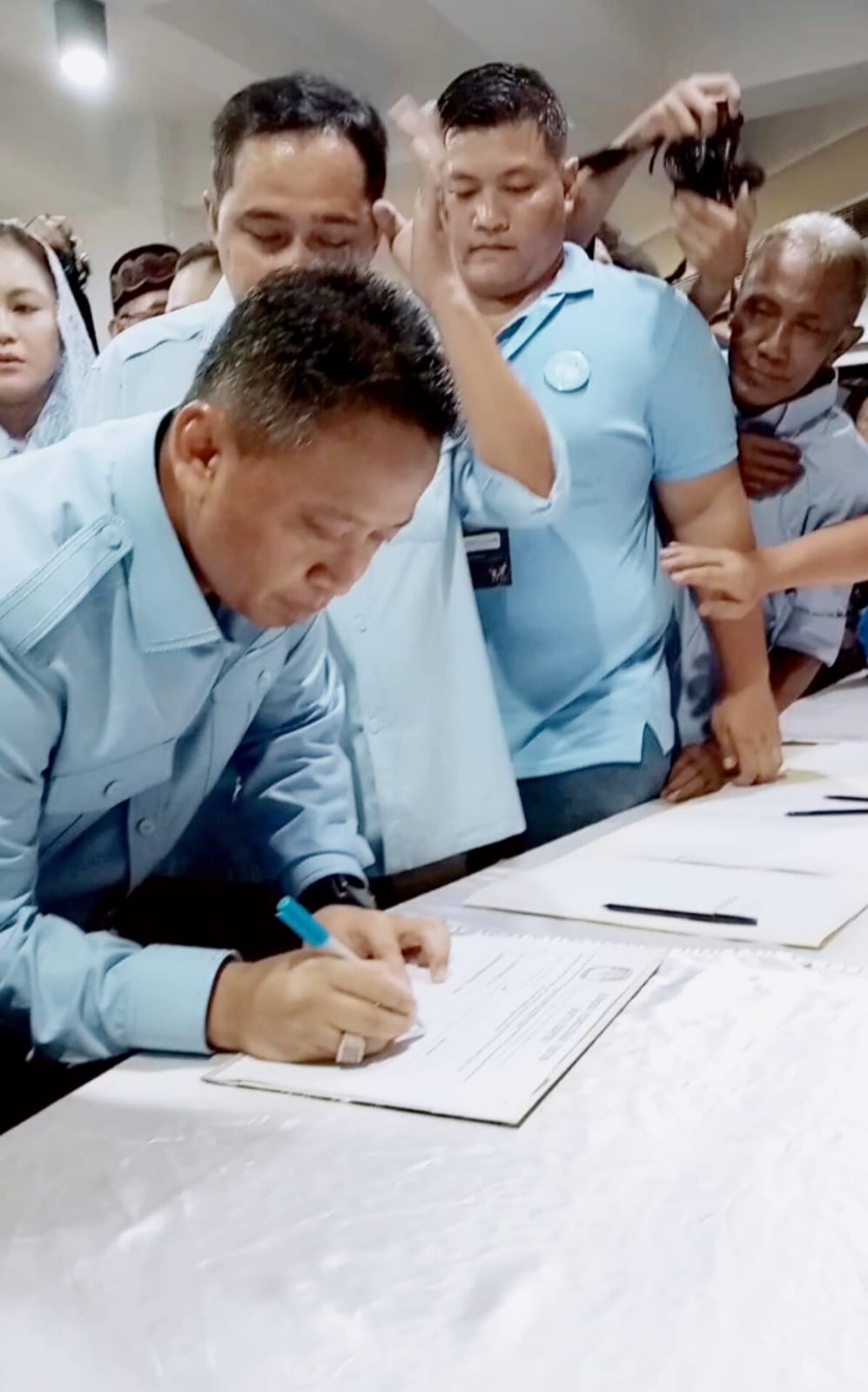 Supian Suri Paslon Wali kota Depok beserta Chandra Rahmanayah saat isi daftar hadir. (dok. Harianesia)