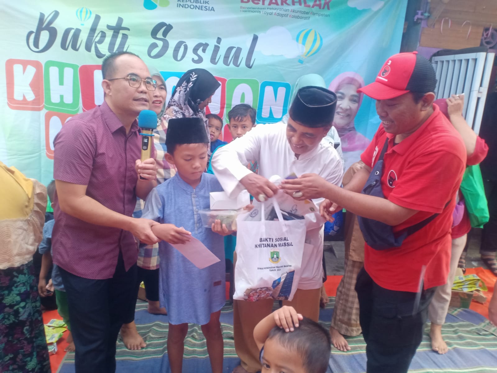 Anggota DPRD Provinsi Banten Yeremia Mendrova, Bersama Komunitas Muda HAMKA, Menggelar Kembali Sunatan Massal