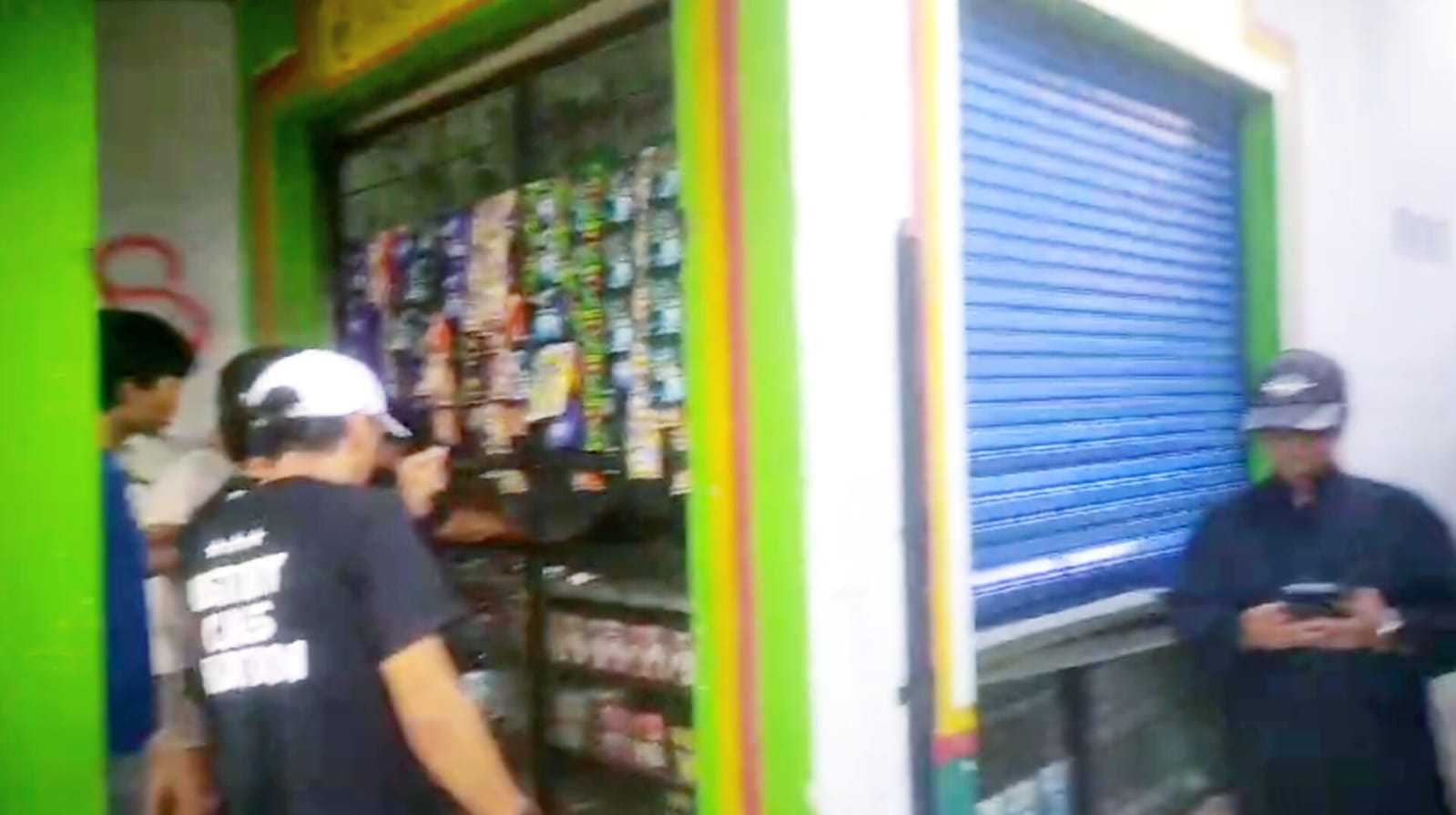 Warga beserta Aliansi dan tokoh masyarakat, saat lakukan aksi grebek toko obat ilegal (dok. Harianesia.com)