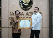 Jaksa Agung ST Burhanuddin Menerima Penghargaan dari Kemendes PDTT Atas Kesuksesan Program Jaga Desa