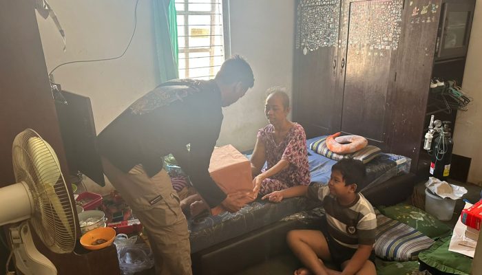 Sambut HUT Humas Polri Ke 73, Humas Polresta Banyumas Serahkan Bantuan Kursi Roda 2