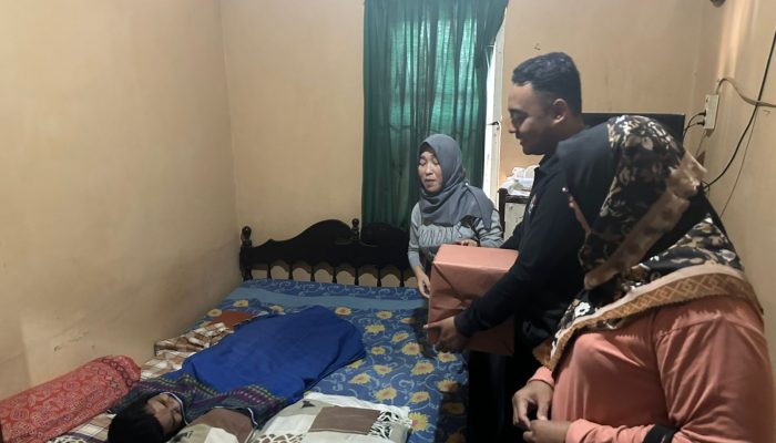 Sambut HUT Humas Polri Ke 73, Humas Polresta Banyumas Serahkan Bantuan Kursi Roda 3