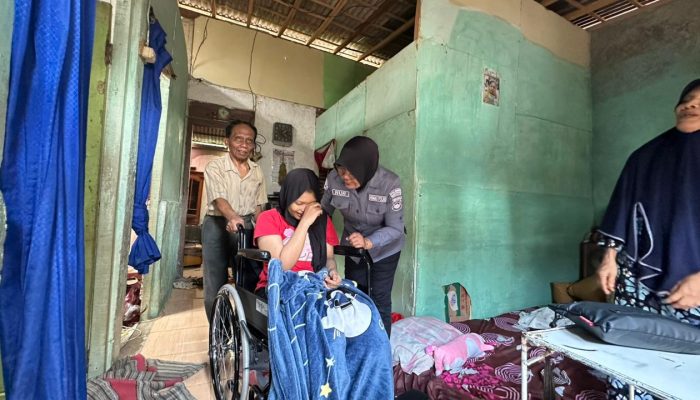 Sambut HUT Humas Polri Ke 73, Humas Polresta Banyumas Serahkan Bantuan Kursi Roda 4