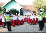 Polres Jepara Sosialisasi Tertib Berlalu Lintas Sejak Dini, Sambil Bagi-Bagi Susu Dan Kacang Hijau Kepada Anak-anak Sekolah Dasar