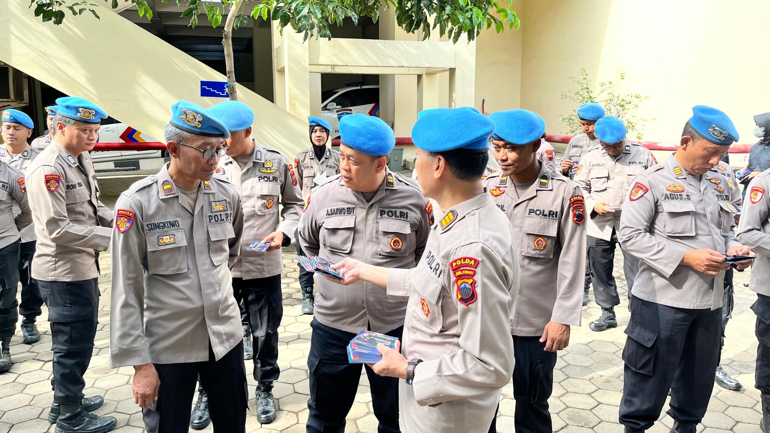 Menjaga Integritas Pilkada: Buku Saku Netralitas untuk Personel Polri Polda Jateng