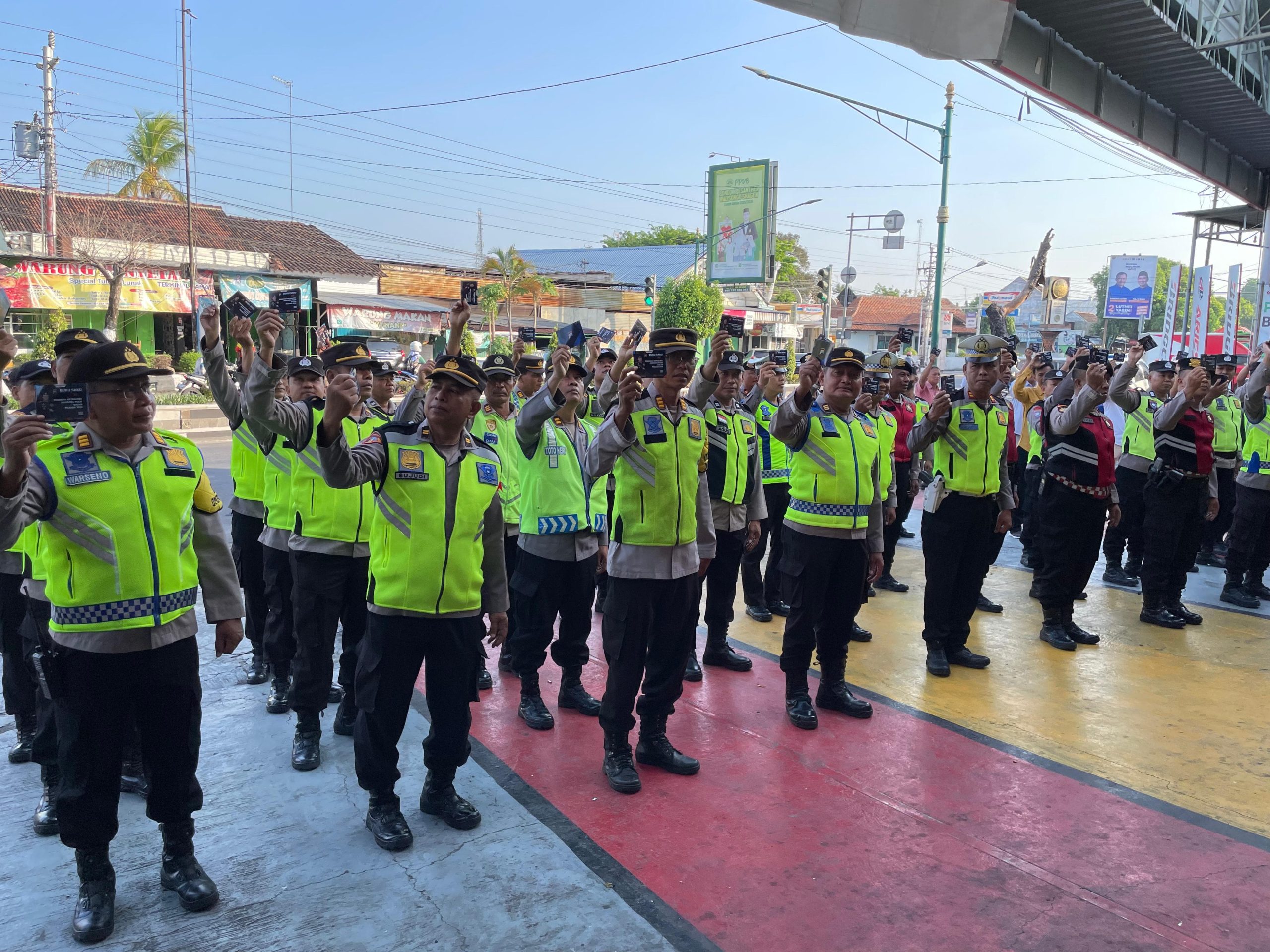 Jaga Netralitas Anggota Polri Saat Pilkada 2024, Wakapolres Sragen Bagikan Buku Saku Sebagai Pedoman