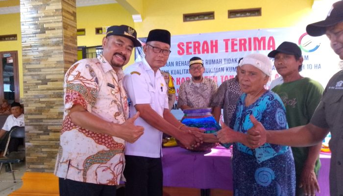 Serah Terima Kunci Rumah Program RTLH Oleh Camat Sepatan, Desa Kayu Bongkok 2