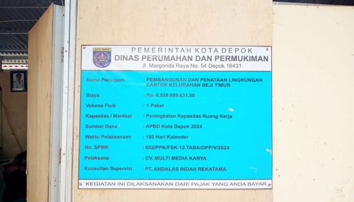Papan banner kegiatan terpasang di direksi kit. (dok. Harianesia.com)