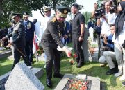 Jelang HUT TNI Ke 79, DANKOGARTAP Mayjen TNI Dadang Arif Abdurahman Lakukan Ziarah Nasional di TMP Cikutra Bandung Jabar