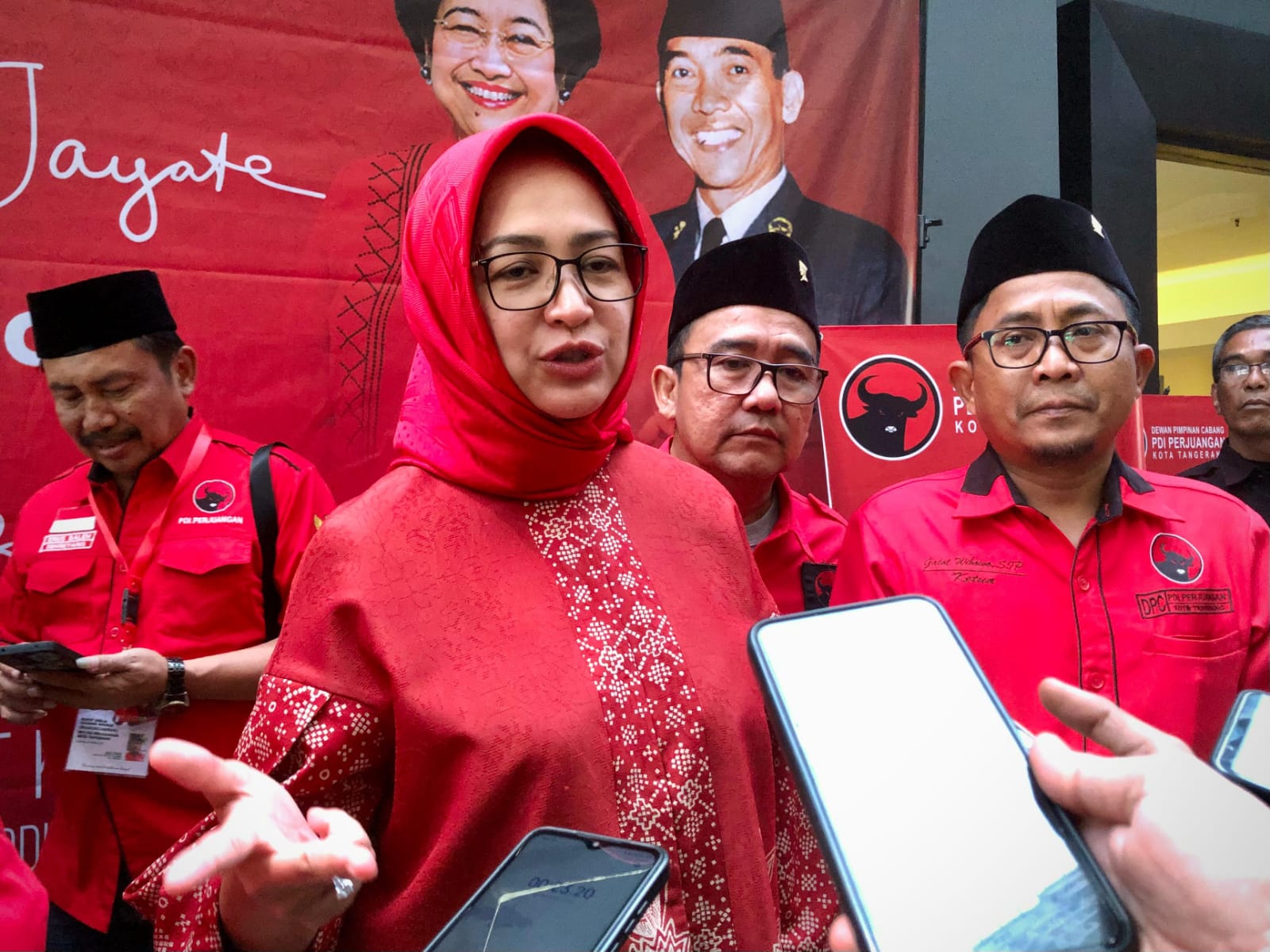 Airin Tampil Anggun dan Menyalah, Kenakan Gaun Merah, di Rakercabsus PDIP Kota Tangerang Paparkan Visi serta Misi