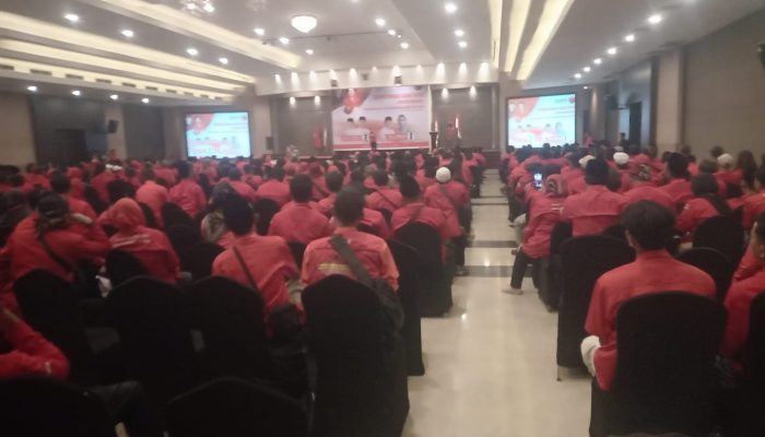 Airin Tampil Anggun dan Menyalah, Kenakan Gaun Merah, di Rakercabsus PDIP Kota Tangerang Paparkan Visi serta Misi 3