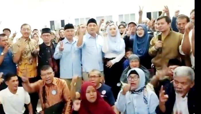 Ket foto : Sesi foto bersama dalam pertemuan Rang Minang. (dok. Harianesia.com)