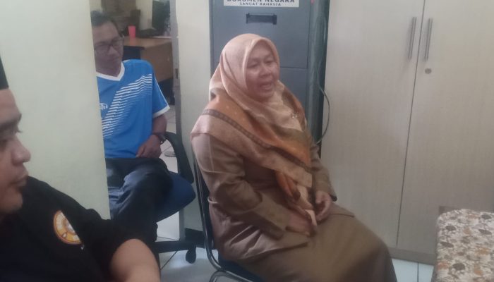 Oknum Guru SMPN 12 Tangerang Selatan (SW) dan BPK.Bintsng salah satu Wali Murid(Foto : Mediasi Antara Kedua Wali Murid dan Oknum Guru 7/10/2024)