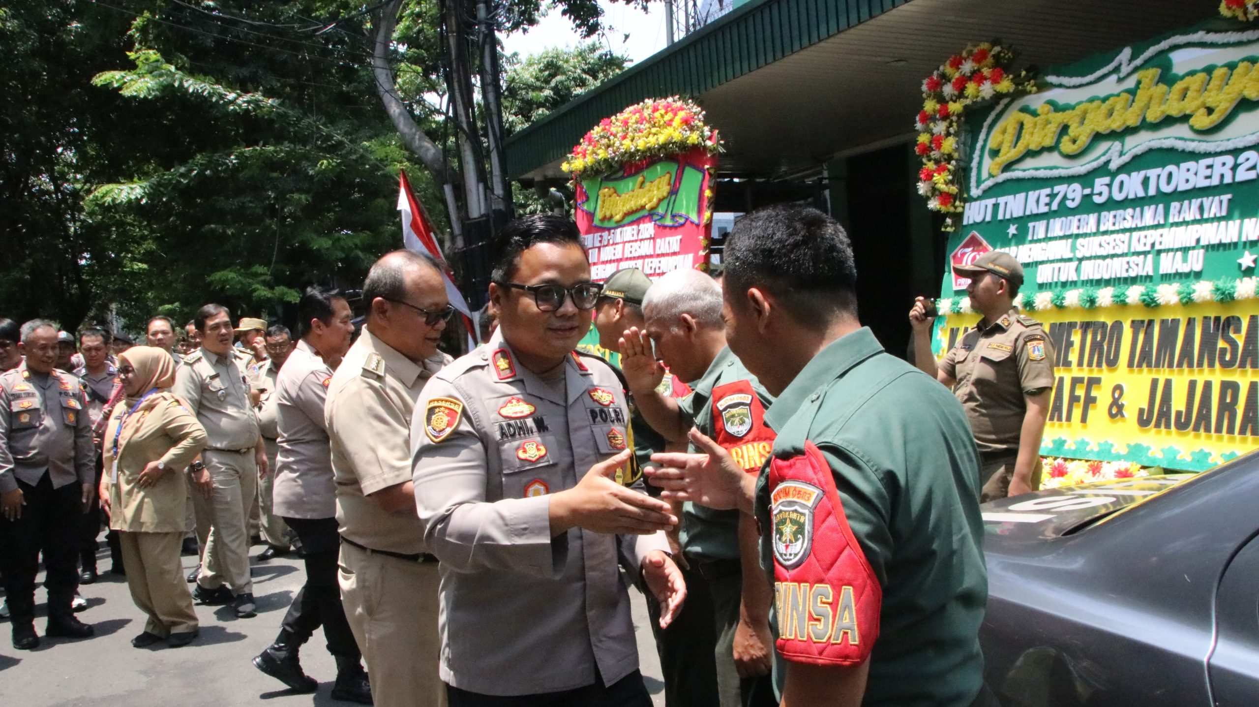 Soliditas TNI-Polri Tampak di HUT TNI ke-79, Polsek Metro Tamansari Sambangi Koramil 01